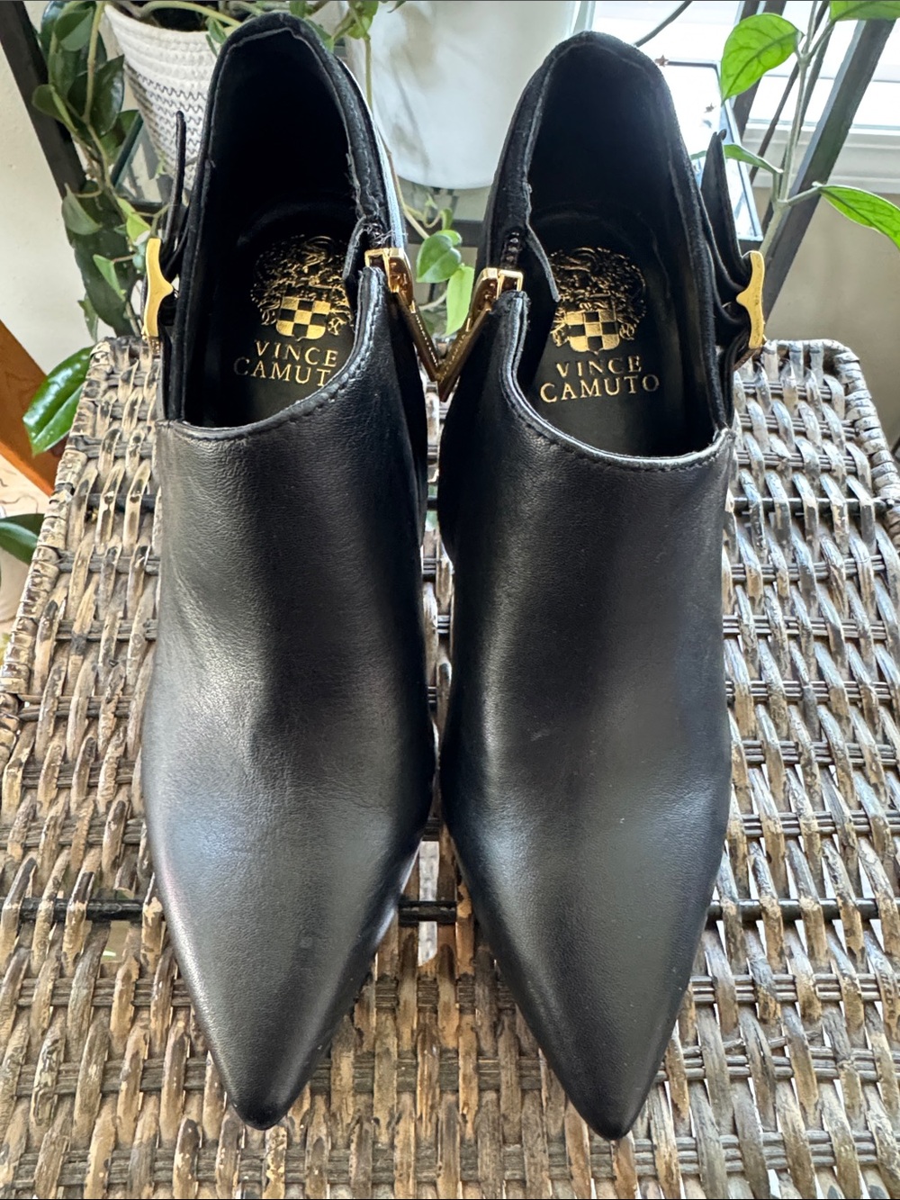 Vince Camuto Kreitha black leather suede shooties, pointed toe women’s size 6